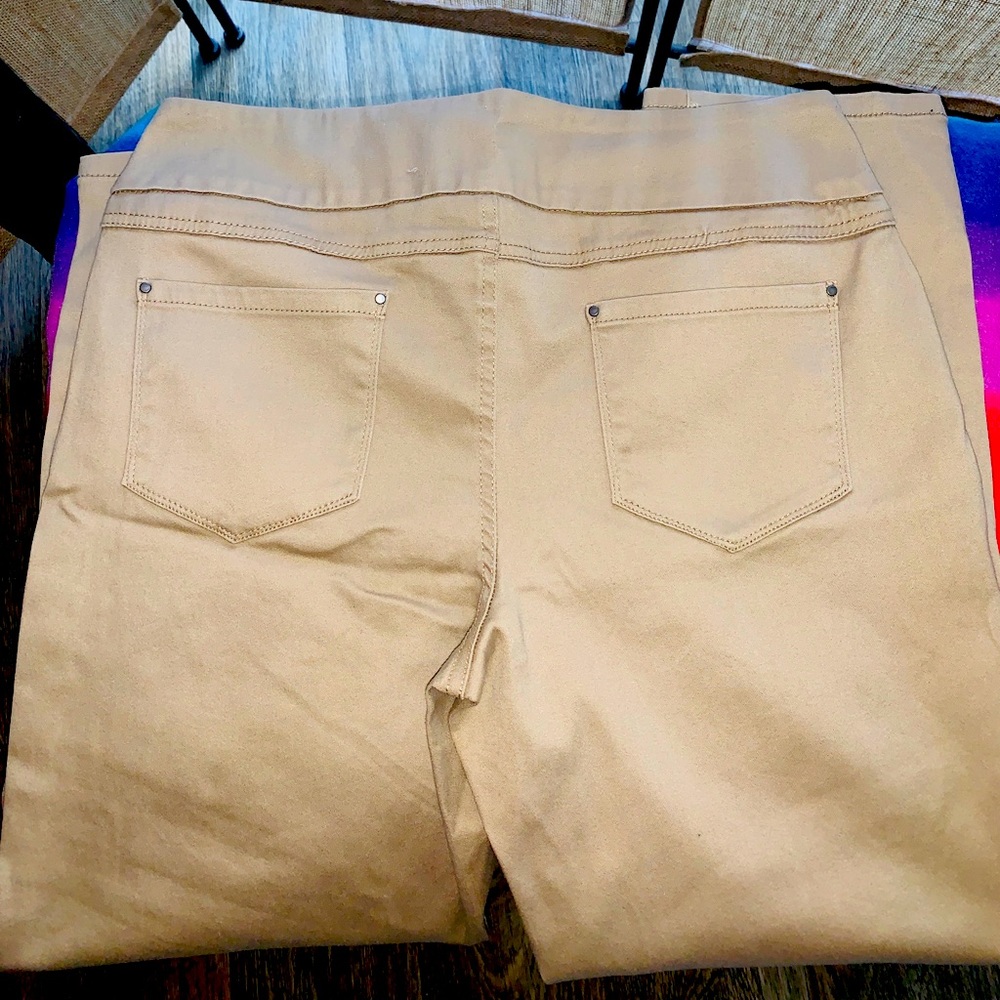 Tan Capri pants - Picture 2 of 2
